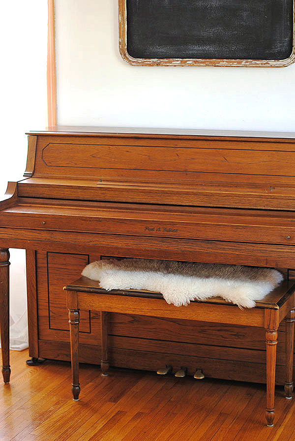 brown piano