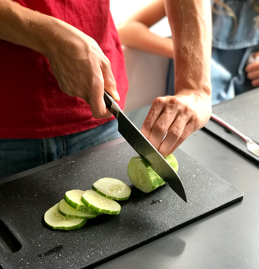 How to hold a knife safely? #ontheblog #shemadeit #recipe #lemons #vinaigrette #mealprep #mealprepping #sald #eatinghealthy #eattherainbow #chopping #whisking #teaching #cookinglesson #whatsfordinner #onthetable #knifeskills #cuttingveggies